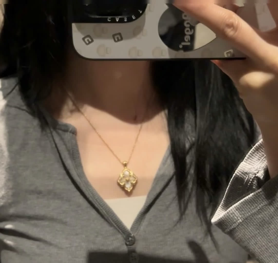 Van Cleef & Arpels Elegant Gold Flower Pendant Necklace